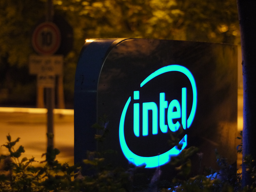 Milliarden PCs und Smartphones betroffen: Sicherheitslücke durch Intel-Chips